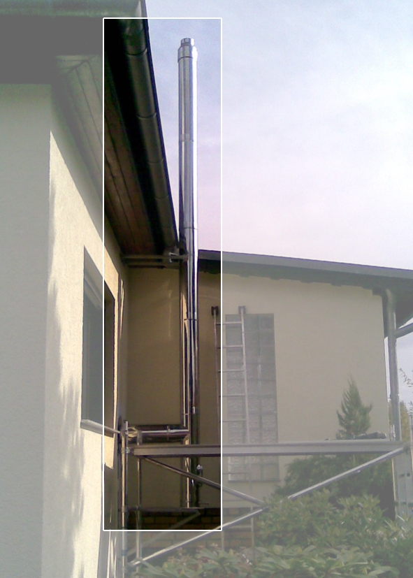 Montage eines neuen Aussenschornsteins beim Kunden.