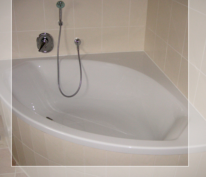 Neu eingesetzte und komplett geflieste Badewanne